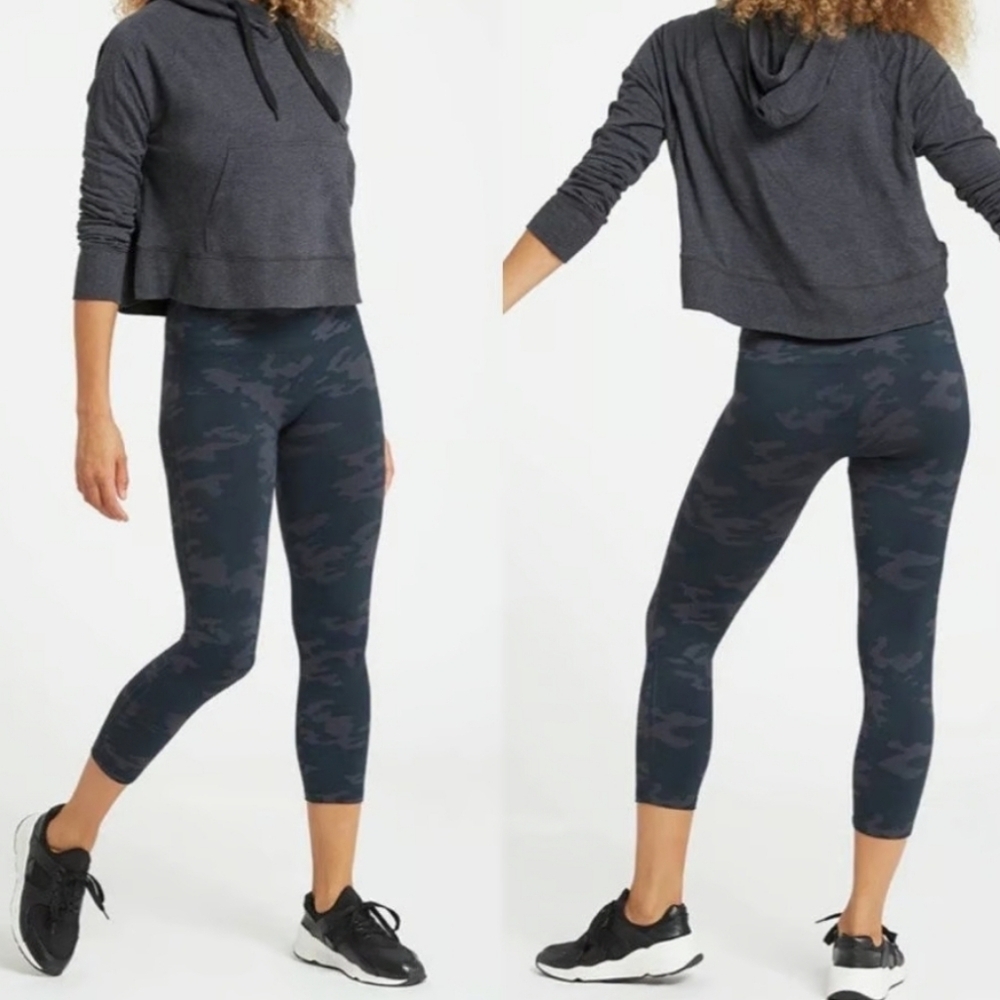 Spanx Look at Me Now Seamless Cropped Leggings in Black Camo Size Small